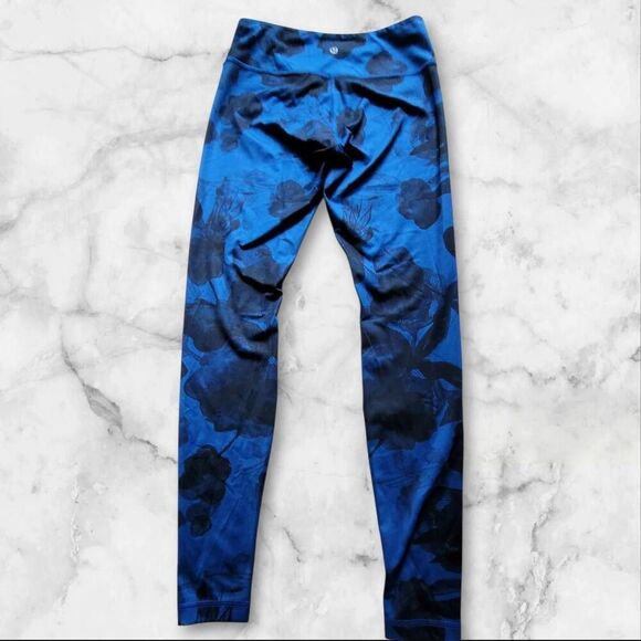 Lululemon Size 6 Blue Floral Wunder Under Leggings - Picture 2 of 3